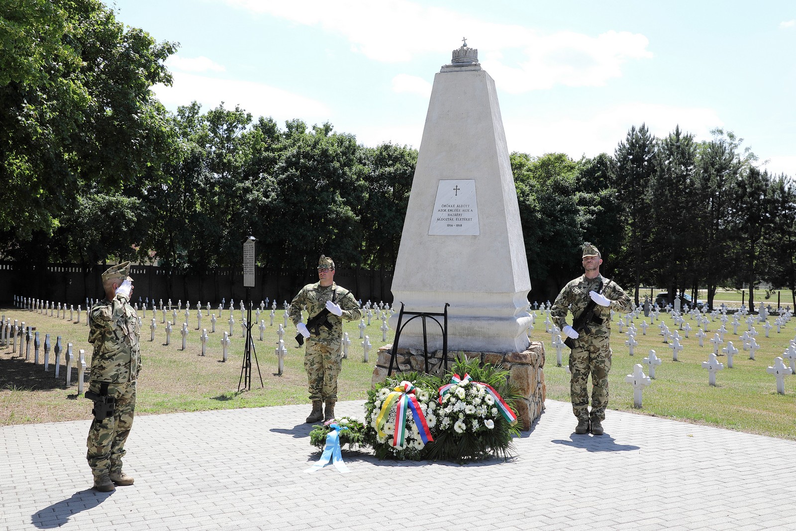 A háborúkban elesett katonák emléke előtt tisztelegtek Hősök Napján